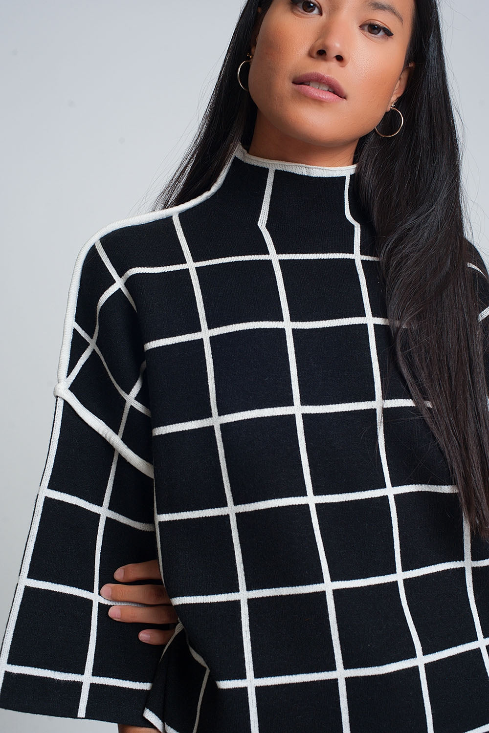 Q2 Black sweater with chequered print in 3/4 sleeve and high neck