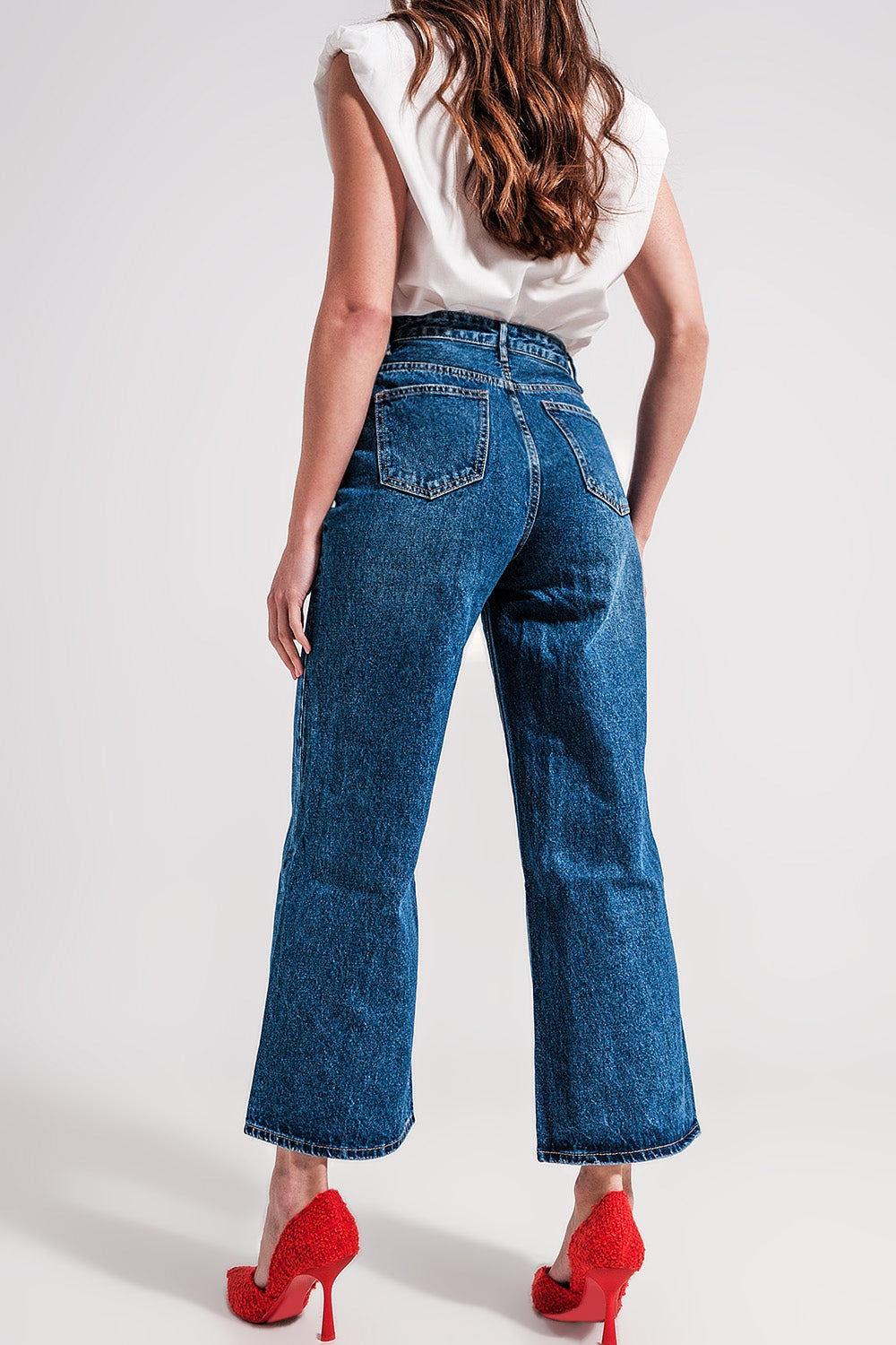 Wide leg jeans with exposed buttons