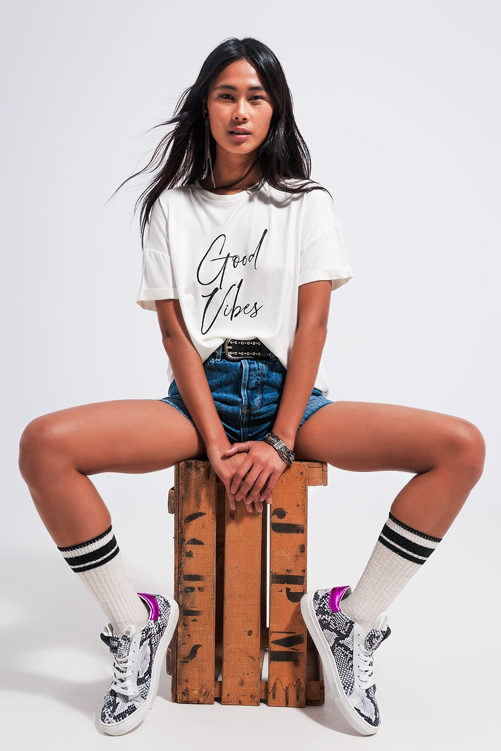 Q2 Good Vibes slogan tee in white